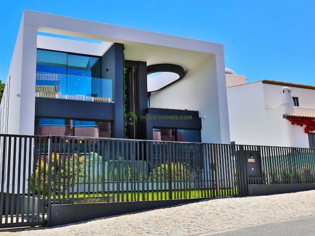 Excepcional Villa Moderna com Vista para o Golfe na área muito procurada próxima ao hotel Hilton