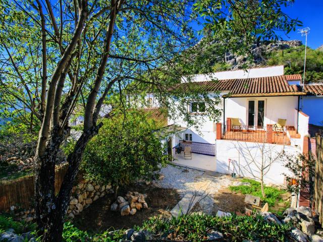 Excepcional Vivienda de Pueblo Restaurada con Jardines Pan. 162m² Montejaque