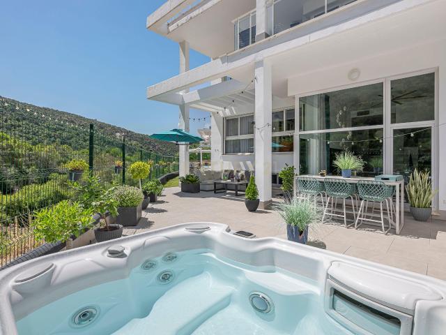 Excepcional apartamento con jardín de 4 dormitorios, jacuzzi y vistas panorámicas a la montaña | Riverside 3, Benahavís