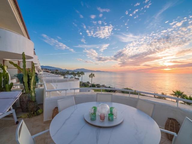 Excepcional Ático En Primera Línea De Playa Con Vistas Panor. 137m² Estepona