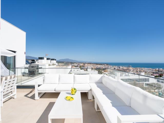 EXCEPCIONAL ÁTICO PANORÁMICO CON ASCENSOR PRIVADO – LAS MESAS, ESTEPONA