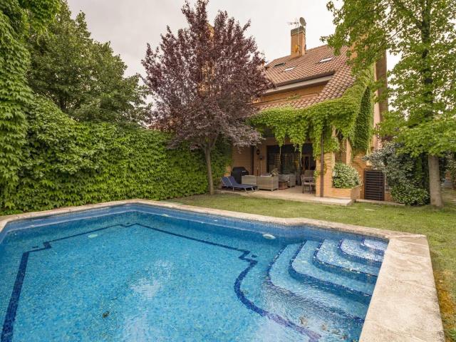 Excepcional casa pareada con piscina en Pozuelo de Alarcón 1162m² Madrid
