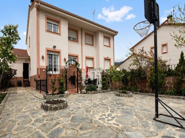 Excepcional Chalet de Montaña de 6 Dormitorios con Jardín Privado y Garaje en el Corazón de Rascafría