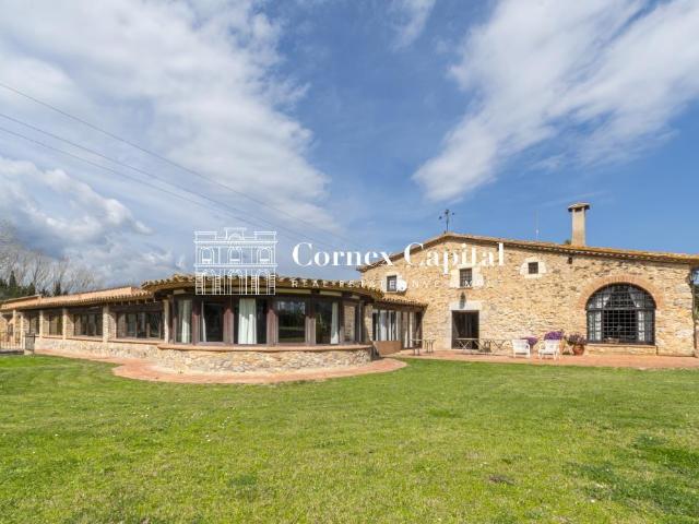 Excepcional masía situada en un pequeño núcleo urbano a las. 1059m² Begur