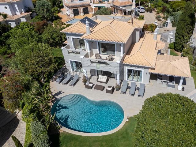 Excepcional moradia de 3+1 quartos com vistas panorâmicas sobre o mar em Vale do Lobo