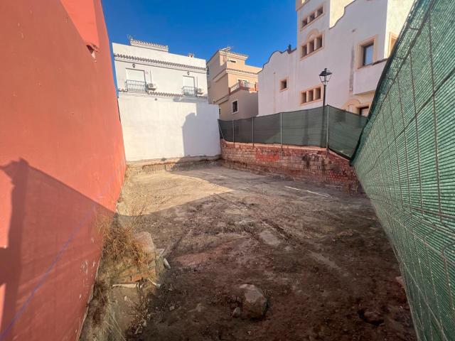 Excepcional oportunidad de inversión. Parcela urbana con proyecto, licencia y obras iniciadas, lista para construir. | CABANILLAS REAL ESTATE