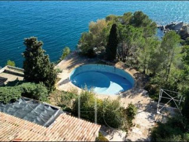Excepcional parcela en primera línea de mar con playa privada. TRVP T1553