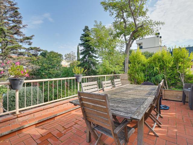 Excepcional piso con amplia terraza y vistas a jardin en un entorno privilegiado