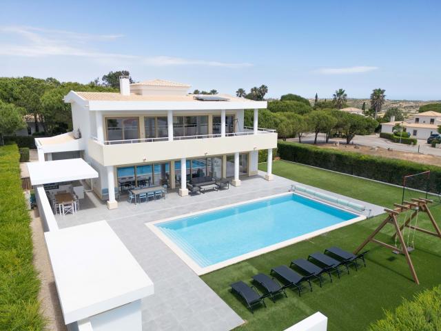 Excepcionalmente espaçosa nova villa com anexo no oeste do Algarve