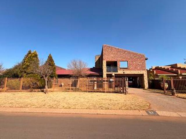 exceptional 5 bedroom family home wi.