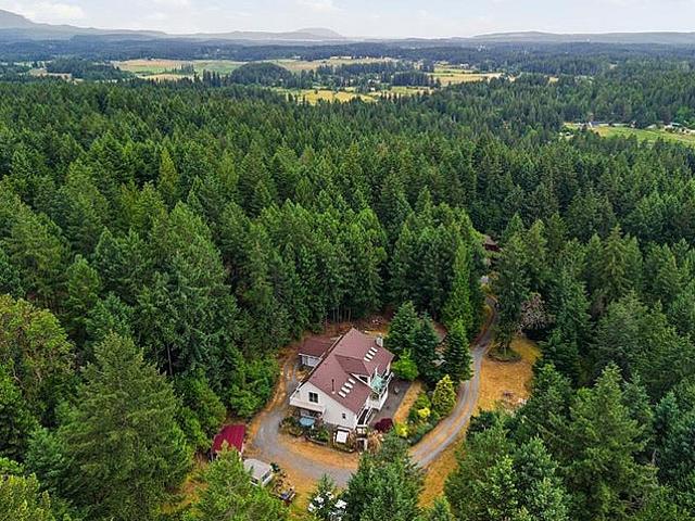 Exceptional 5.76 acre, 3 Bed/3 Bath Country Estate
