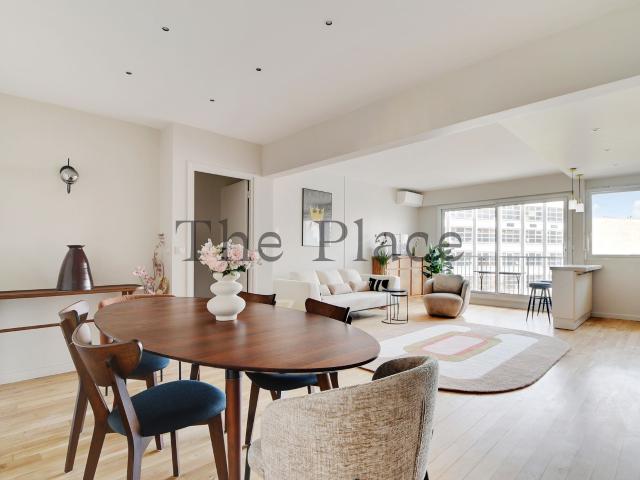 Exceptional 2 Bedroom Apartment 100m² of Bright Living Space Facing Parc Monceau