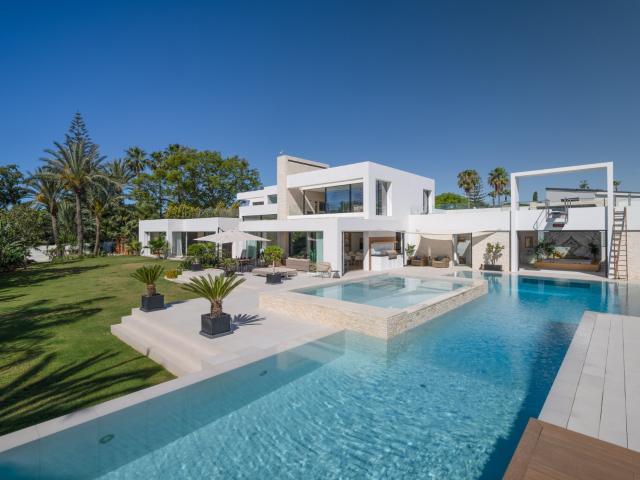 Exceptional Villa con comodidades tipo resort y casa de hués. 1500m² Estepona