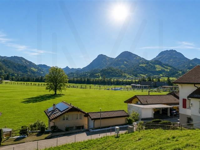 EXCEPTIONAL IN BROC – EIN EINZIGARTIGES BAUGRUNDSTÜCK IM HERZEN VON GRUYÈRE MIT ATEMBERAUBENDEM PANORAMABLICK
