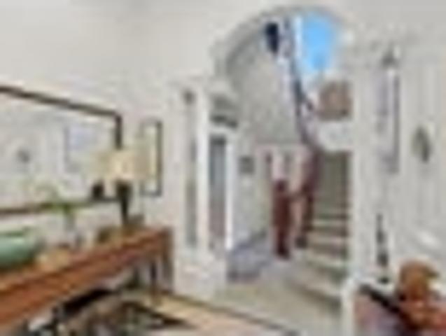 Exceptional parking and proximity to CBD 850m2