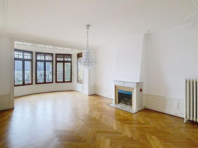Exceptional property just a stone's throw from the lake