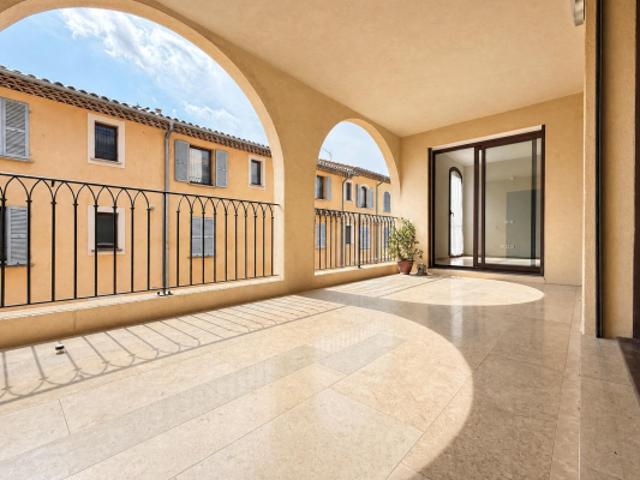 Exceptionnel 3 pièces de 111 m² en plein cœur de la zone piétonne, avec terrasse et stationnement, au calme