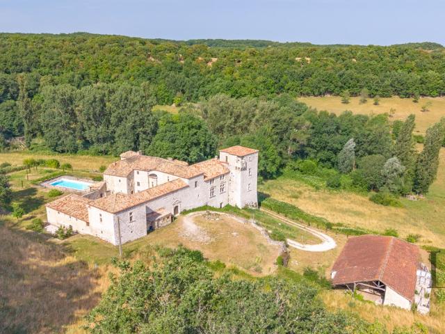 Exceptionnel château médiéval du XIVème siècle à Courbiac L. 850m² Courbiac