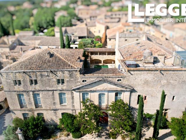 Exceptionnel château restauré, prestations haut de gamme à 4 km d'Uzès – Vente aux enchères fin juillet!