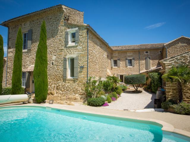EXCEPTIONNEL A GRIGNAN ! MAS EN PIERRES / CHAMBRE D'HÔTES A