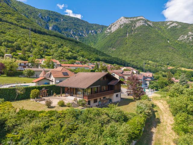 EXCEPTIONNEL A LONGERAY LEAZ 01200 CHALET T5, AVEC VUE ET TERRAIN 2170m2