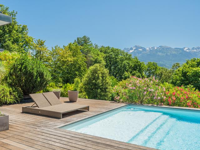EXCEPTIONNEL A MEYLAN: TRES BELLE VILLA CONTEMPORAINE DE 300 m2 NICHE DANS UN HAVRE DE VERDURE