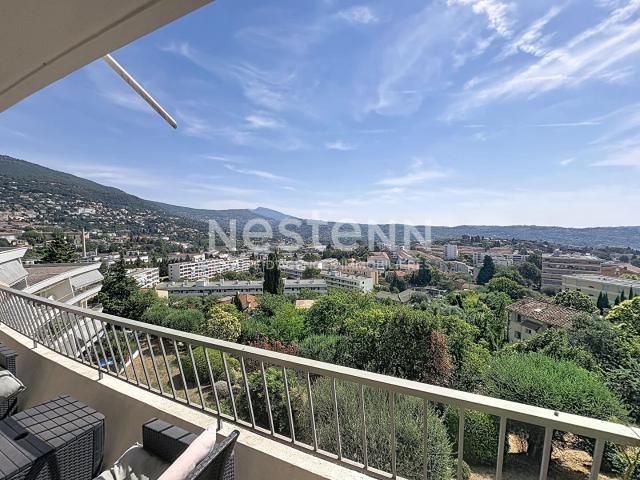 Exceptionnel appartement 4 pièces dernier étage avec vue pan. 75m² Grasse