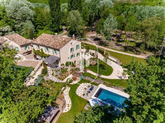 Exceptionnel domaine à vendre à Grignan avec parc et piscine 780m² Grignan