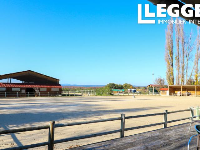 Exceptionnel domaine équestre de 15 ha avec mas du 15ème siècle à 10 min d'Uzès
