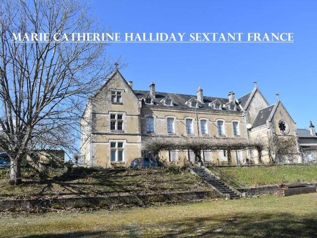 EXCEPTIONNEL ET RARE CHATEAU COUVENT SUR UN TERRAIN DE 3 HA