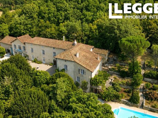 Exceptionnel logis du XVIIIᵉ siècle avec piscine, pigeonnier et 3,5 hectares de parc et de bois