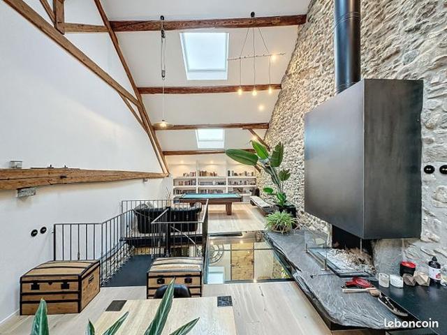 Exceptionnel Maison de village du 17ème siècle rénovée avec piscine intérieure