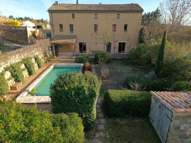 Exceptionnel Mas de village avec jardin et piscine
