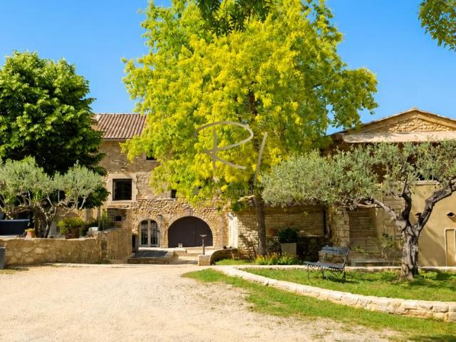 Exceptionnel mas en pierre sur 1,7 hectare Proche Gorges d