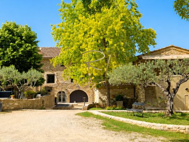 Exceptionnel mas en pierre sur 1,7 hectare Proche Gorges de l'Ardèche