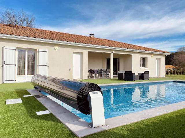 Exceptionnel, Pavillon Plain Pied De 2012, Piscine Haut De G. 137m² Confolens