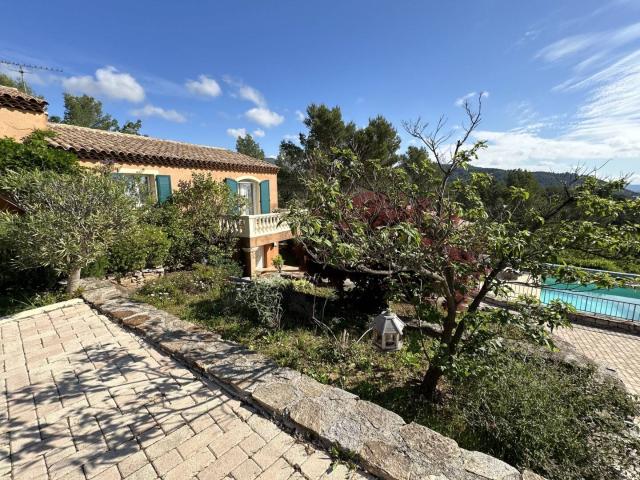 EXCEPTIONNEL propriété sur 2000 m2 clos belle villa + nombreuse