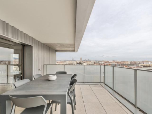 Exceptionnel Type 4 + GRANDE TERRASSE! SUD au 11ème étage et au pied de La Part Dieu !