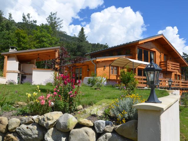 EXCEPTIONNELLE CHALET AVEC UNE VUE DE 180 o SUR LA VALLEE DU VERDON