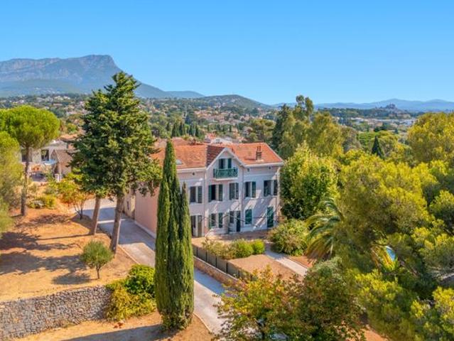 Exceptionnelle maison maitre au cap brun