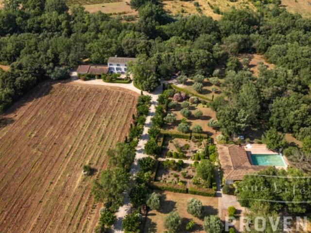 Exceptionnelle propriété ancienne avec vignes et oliviers direction Saint tropez