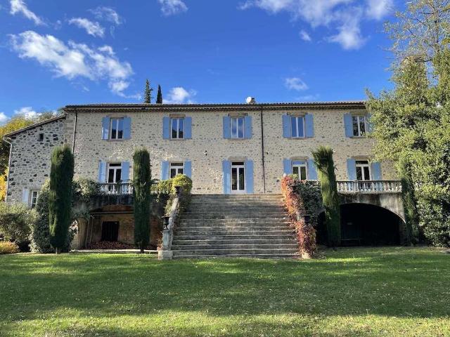 Propriété de caractère avec activité touristique et potentie. 750m² Aubenas