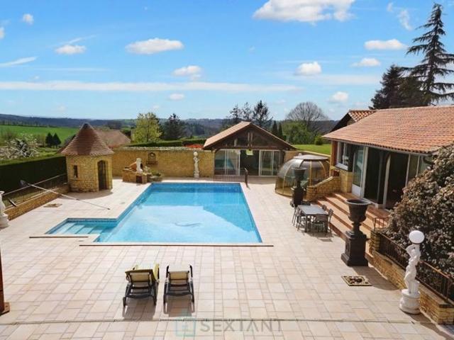 Exceptionnelle propriété de luxe composée de trois bâtiments distincts agrémentés d'une magnifique piscine