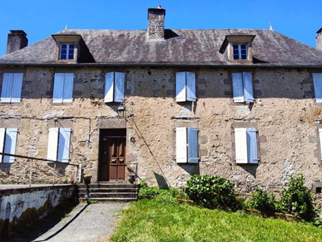 EXCEPTIONNELLE Propriété Historique 230 m² + Dépendances 8,5 ha