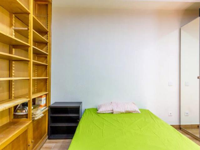 Exciting room with desk in shared apartment, Moncloa