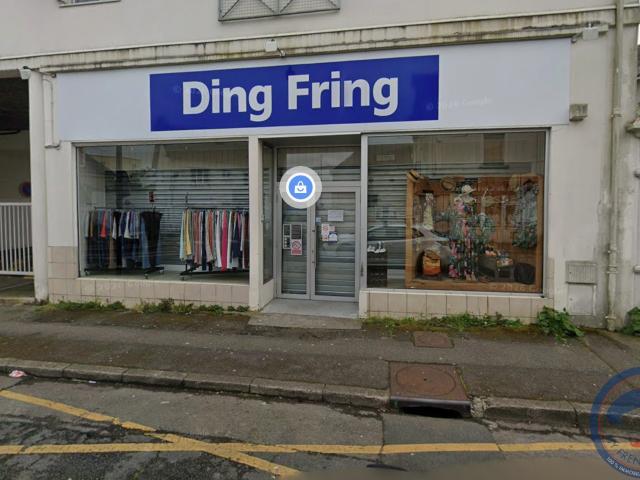 EXCLU: Local commercial de 155m2 en RDC avec vitrine sur rue, libre d'occupation