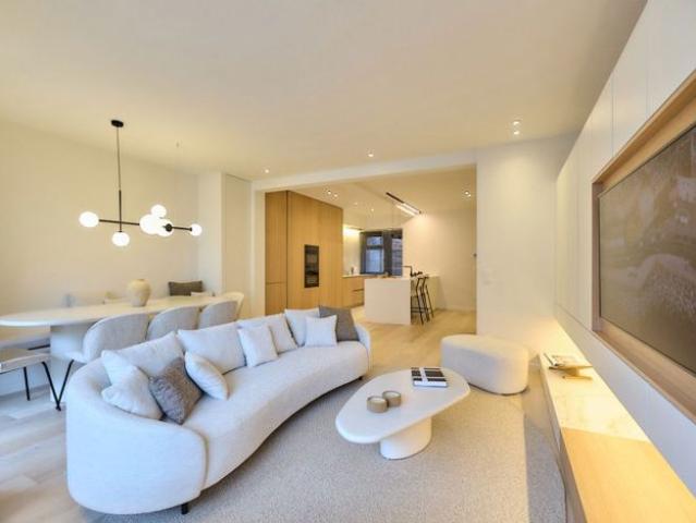 Exclusief gerenoveerd 4 SLK appartement met zijdelings zeezi