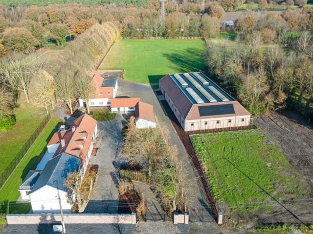 Exclusief landhuis met overdekte piste, buitenpiste en pa.