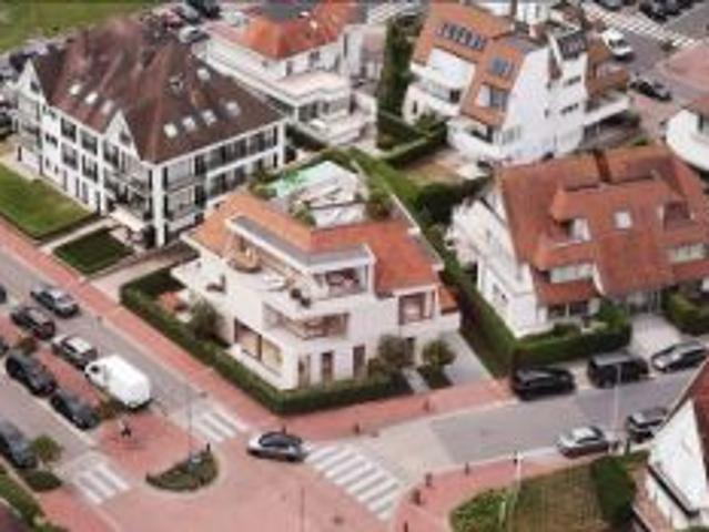 Exclusief penthouse met privé daktuin en zwembad op toplo.