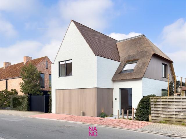 Exclusieve luxe in deze verbluffende designvilla met veel lichtinval, unieke zichten en warm kleurenpalet voor ware fijnproeve
